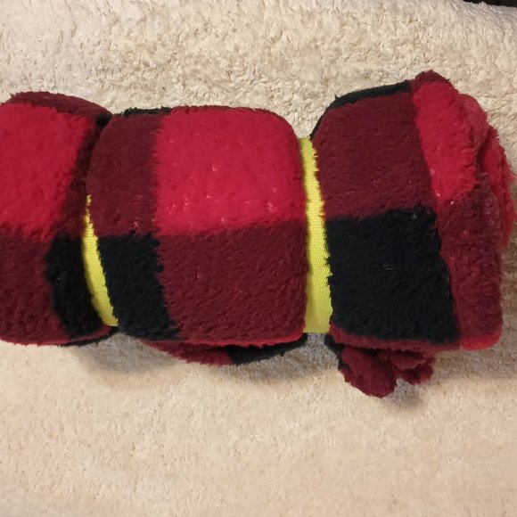 NWT ~ AMERICAN EAGLE Red & Black Plaid Soft Sherpa Throw Blanket (For Your Pet) - Picture 4 of 5